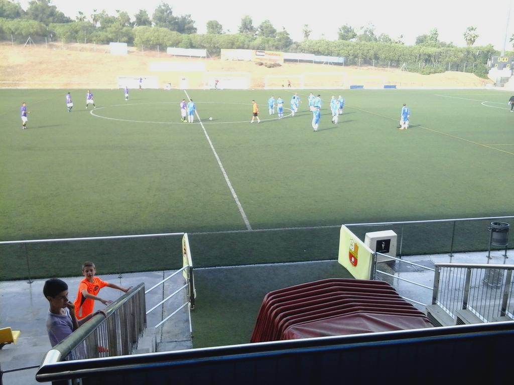 driblingf's tweet photo. Surten a la gespa @cfmoli i @CDMarianao En joc el 3r i 4rt lloc de la #papascup #santboi #torneigsolidari http://t.co/6rVAUYJp7Y