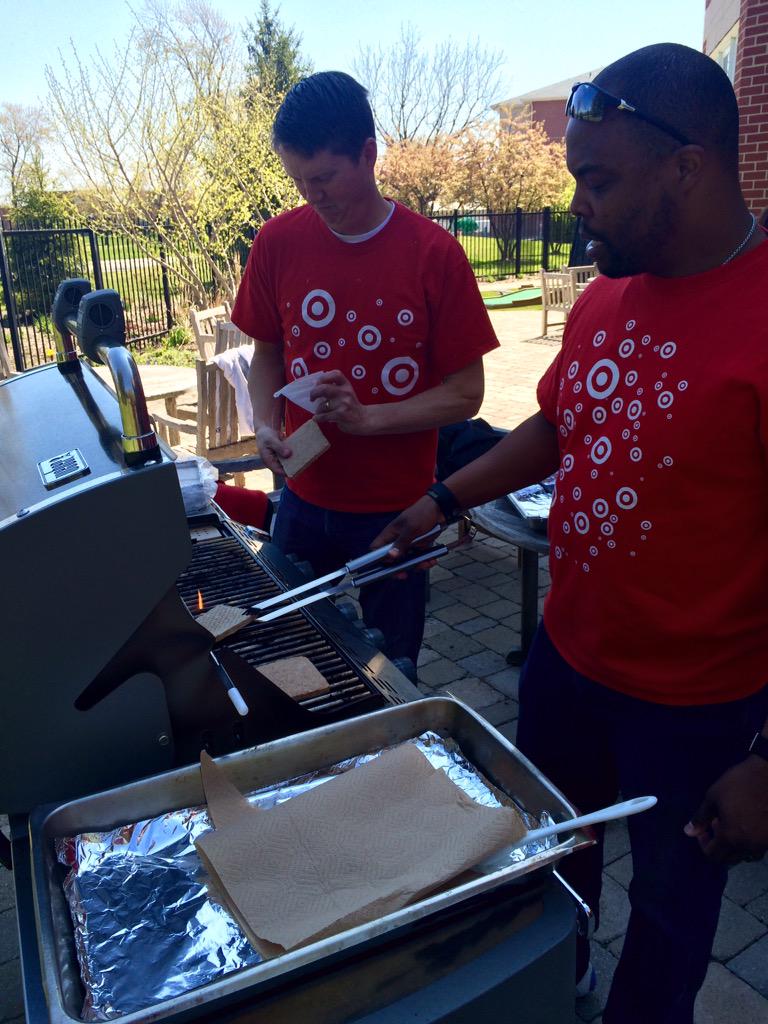 rachkane__'s tweet photo. BBQing for the families at Ronald McDonald House! #R100Dos #BestInCommunity @billhall43220 @cdoug4 http://t.co/qtiTU2VvyI