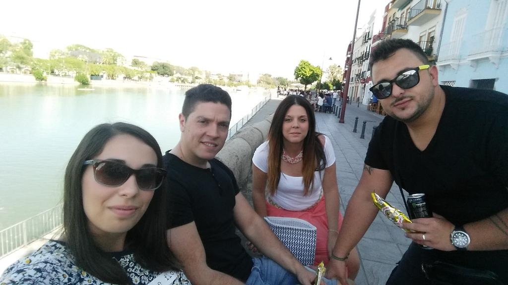 elisa_mvr's tweet photo. 1° parada 🚴 Triana con @davidgalindosfc  @Sandriwiri @FranFajardo90 http://t.co/PFM36uBalQ