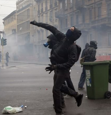 SardoneSilvia's tweet photo. Non ho problemi a dirlo:serviva qualche manganellata in più! #Milano devastata dai delinquenti #NoExpo è una vergogna http://t.co/67Ft8YOzdm
