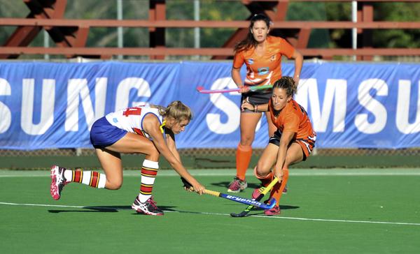 <a href="/UJ_Sport/">UJ Sport</a> 3 vs 4 <a href="/TuksSport/">#TuksSport</a> Marisa Poolman of <a href="/TuksSport/">#TuksSport</a> and <a href="/IsabelladaRocha/">Isabella da Rocha</a>  of @UJ_Spor. #VShockey