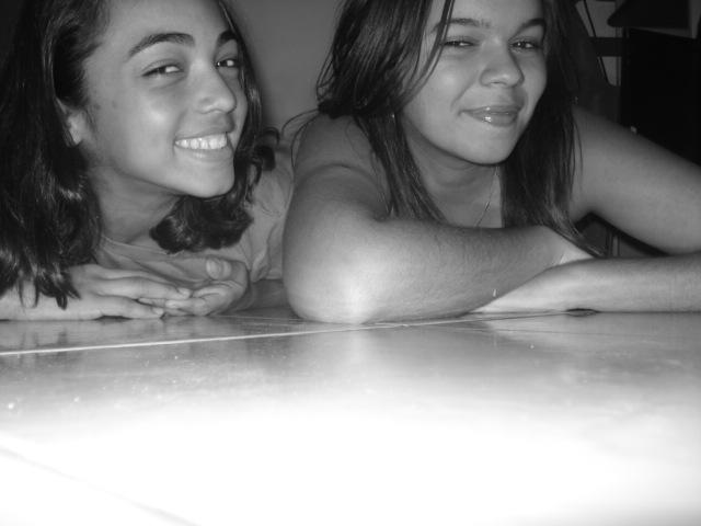MayaraCarvalho_'s tweet photo. Lindinhas desde sempre! @_MarcellaMello #sqn #elavaimematar #simoucomcerteza http://t.co/pUxHimnWHM
