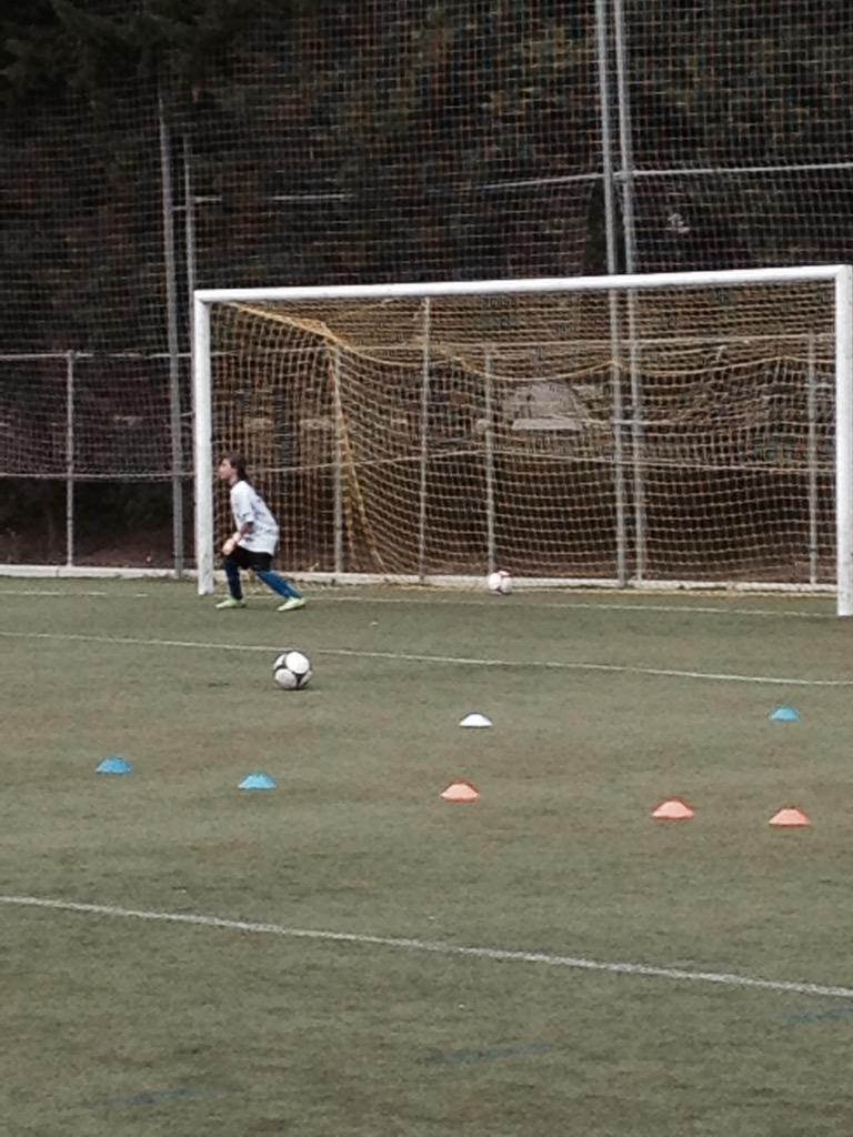 adegar74's tweet photo. Dos de las chicas de la @uesantildefons Iriam y Mireia disfrutando de las terceras jornadas de fútbol femenino. http://t.co/hQkJiUypVQ