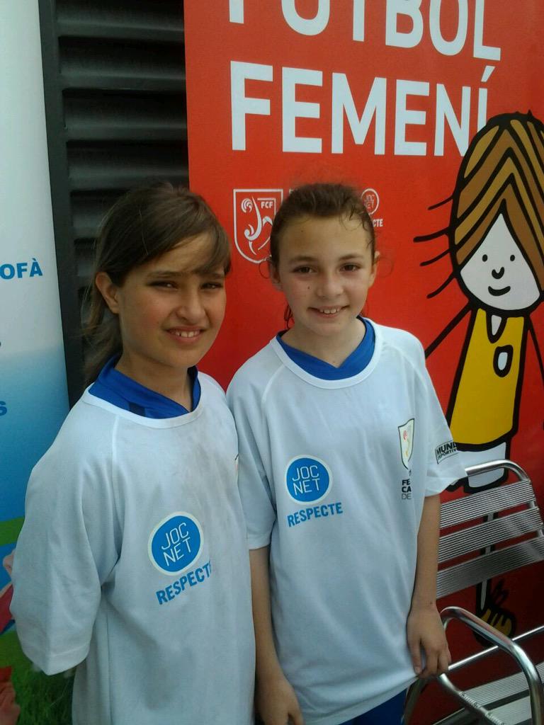adegar74's tweet photo. Dos de las chicas de la @uesantildefons Iriam y Mireia disfrutando de las terceras jornadas de fútbol femenino. http://t.co/hQkJiUypVQ