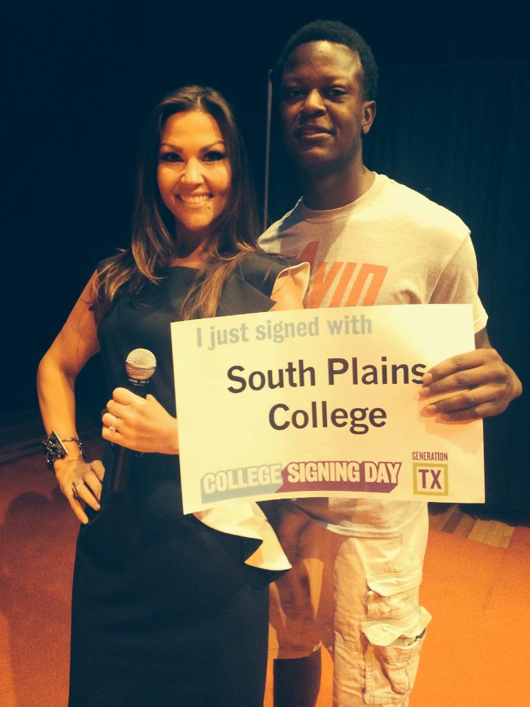 Christy_Hartin's tweet image. Celebrating #CollegeSigningDay at #GenTXDay Congrats to all the grads headed to college!!!