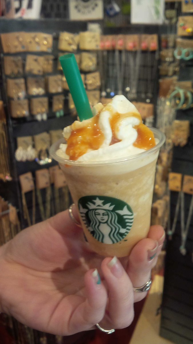 kelziele's tweet photo. FINALLY ITS #frappyhour @starbucks http://t.co/ny2qz3PNdT