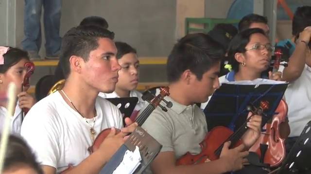 el_pais's tweet photo. Unos 130 jóvenes de barrios peligrosos de El Salvador asombran a Washington con su música http://t.co/dXhLHteIJl http://t.co/u5A6dZCAH0