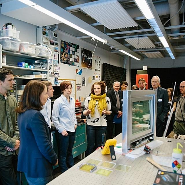 SolarWindowTech's tweet image. Thank you Sen. @MariaCantwell for coming to see the @WWU #smartsolarwindow #technology !  #Washington #startup #PNW
