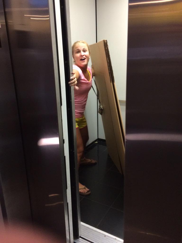 emm1818's tweet photo. The box is bigger than her @istheHAMDUN #midaction http://t.co/YO7VF7IosA