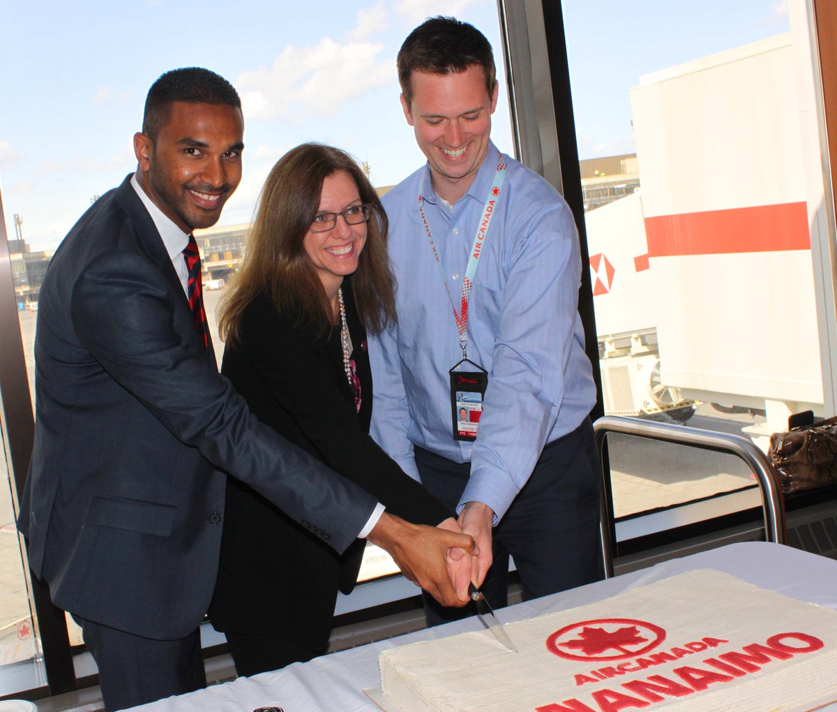 FlyYYC's tweet photo. Earlier this afternoon we celebrated @AirCanada's inaugural flight from #YYC to #Nanaimo! #FlyJazz http://t.co/RXTSfYEE77