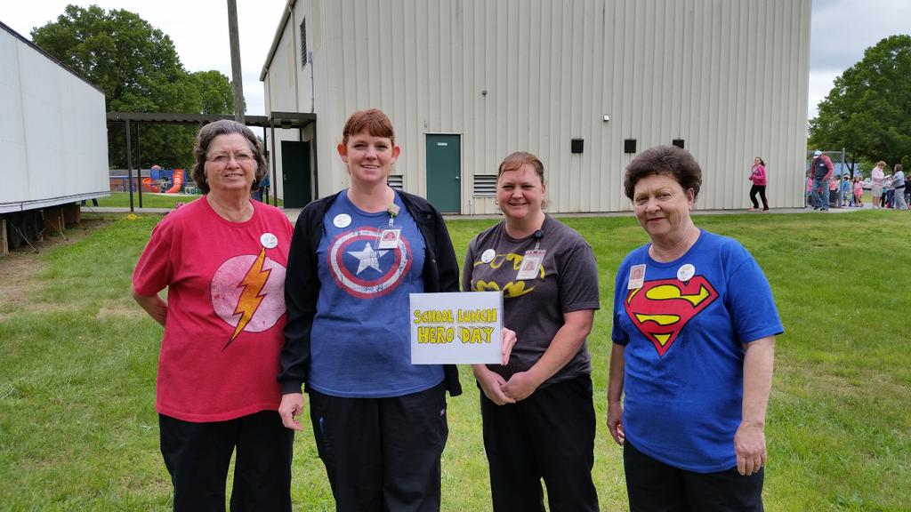 sdridn74's tweet photo. School Lunch Hero Day!!!! Thanks for the wonderful Flowers,cards and posters. #EESwiseowls #RSSKidseat http://t.co/jo146ojgSw