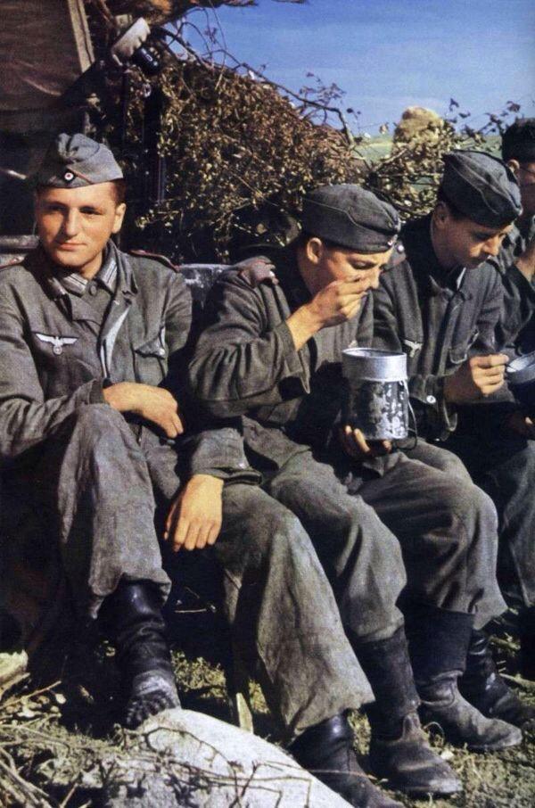 MorriganHammer's tweet photo. Germans officiers eatings #germans #germany #nazi #ww2 #nazis #officiers #soldiers #eatings #atwar #war http://t.co/hE79U5hHsb