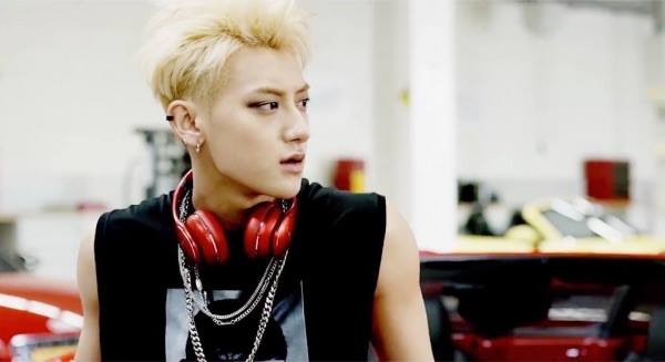 Happy birthday to our panda, Huang Zitao! get well soon, amd take a rest well! 