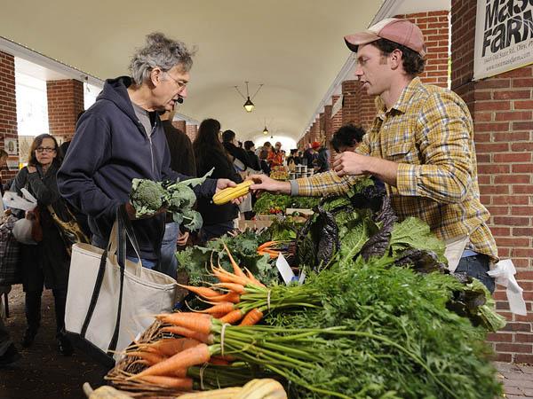 ThingsToDoPHL's tweet image. Starting Sunday, @thefoodtrust's Headhouse Farmers' Market brings fresh pickings to the city: bit.ly/1IsrRzN