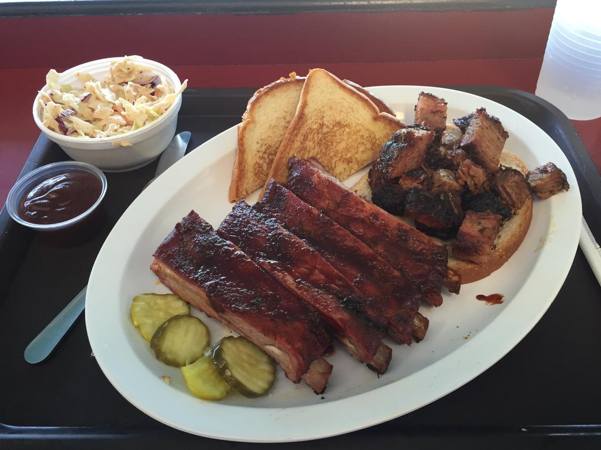 JustinWhiteTV's tweet photo. When you're in Rome, you go to the Coliseum. When you're in Kansas City, you go to @joeskc. http://t.co/pebYKtZbxf