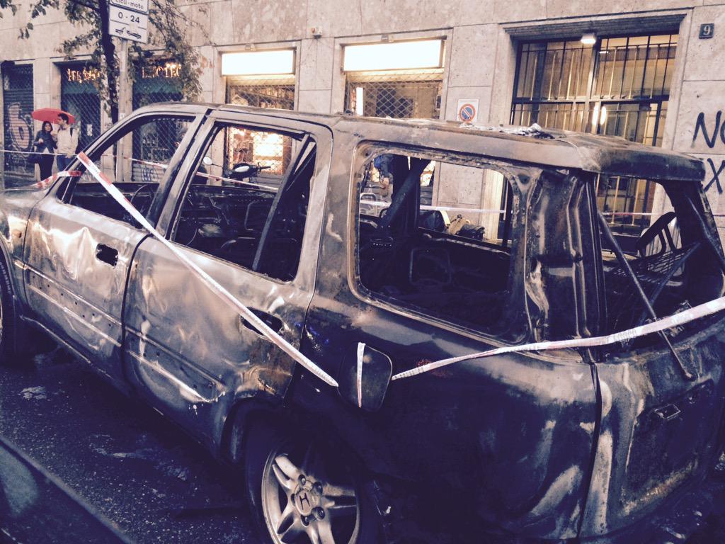 beppesevergnini's tweet image. E questi li chiamate pensieri? #idiotineri @Expo2015Milano