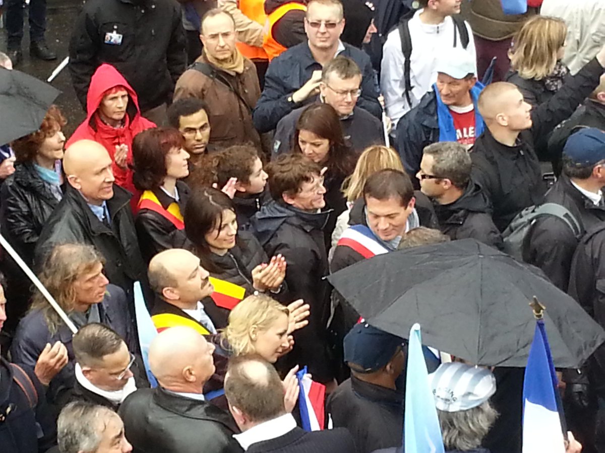 ChouanOrphelin's tweet photo. #1erMaiFN @Marion_M_Le_Pen toujours aussi populaire parmi les élus et les militants
#JeannedArc2015 http://t.co/1xbQguByv8