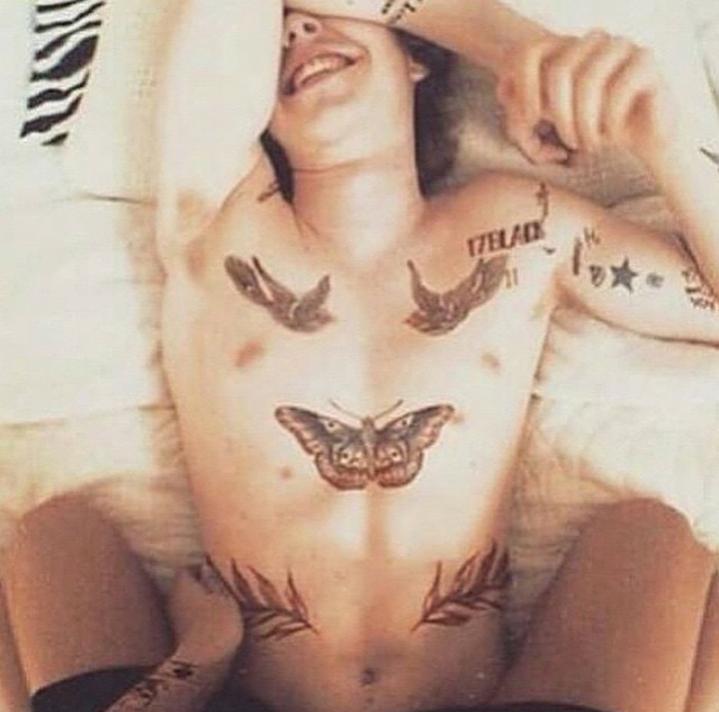 halhalabii's tweet image. NOOOOOO!!!!!! THIS IS SO FUCKINF CUTE KJLLJKGGJJFKKJ GIGGLY HARRY AWW