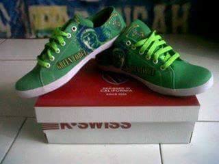 v_batoer's tweet photo. lumayan sepatu baru http://t.co/48ZCeI2bKa