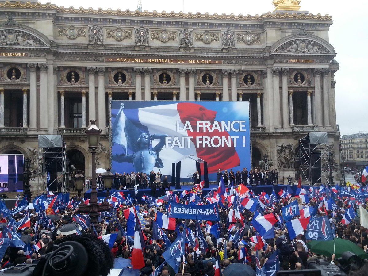 ChouanOrphelin's tweet photo. #1erMai2015 @MLP_officiel acclamée lors de son arrivée à la tribune
#JeannedArc2015 http://t.co/SvBiOKJe4t