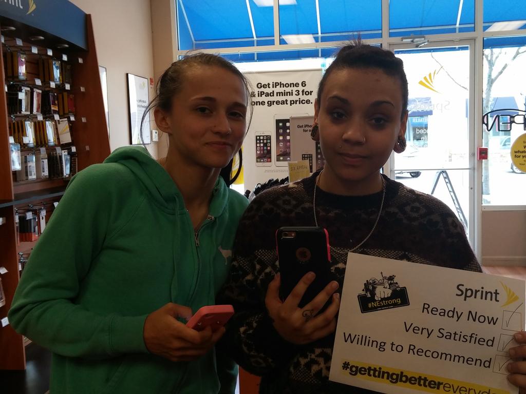Sprint_SoCounty's tweet photo. Two happy customers from south county with their #modelfaces @Caittt1111 @KearnsLeeza http://t.co/ApIJdWHpCr