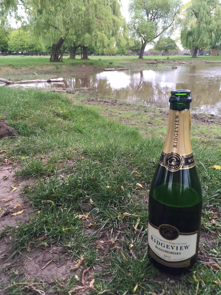 Happy Bank Holiday weekend! Off to a lovely start enjoying some great English Sparkling 😊 <a href="/RidgeviewWineUK/">Ridgeview Wine</a>