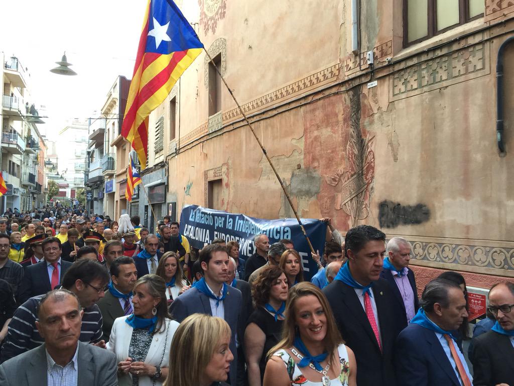 BDNxIND's tweet photo. Comencen les #FestesdeMaig a Badalona seguici d'autoritatas després del pregó @assemblea @SeleccionsCAT http://t.co/CT57WqSe0u