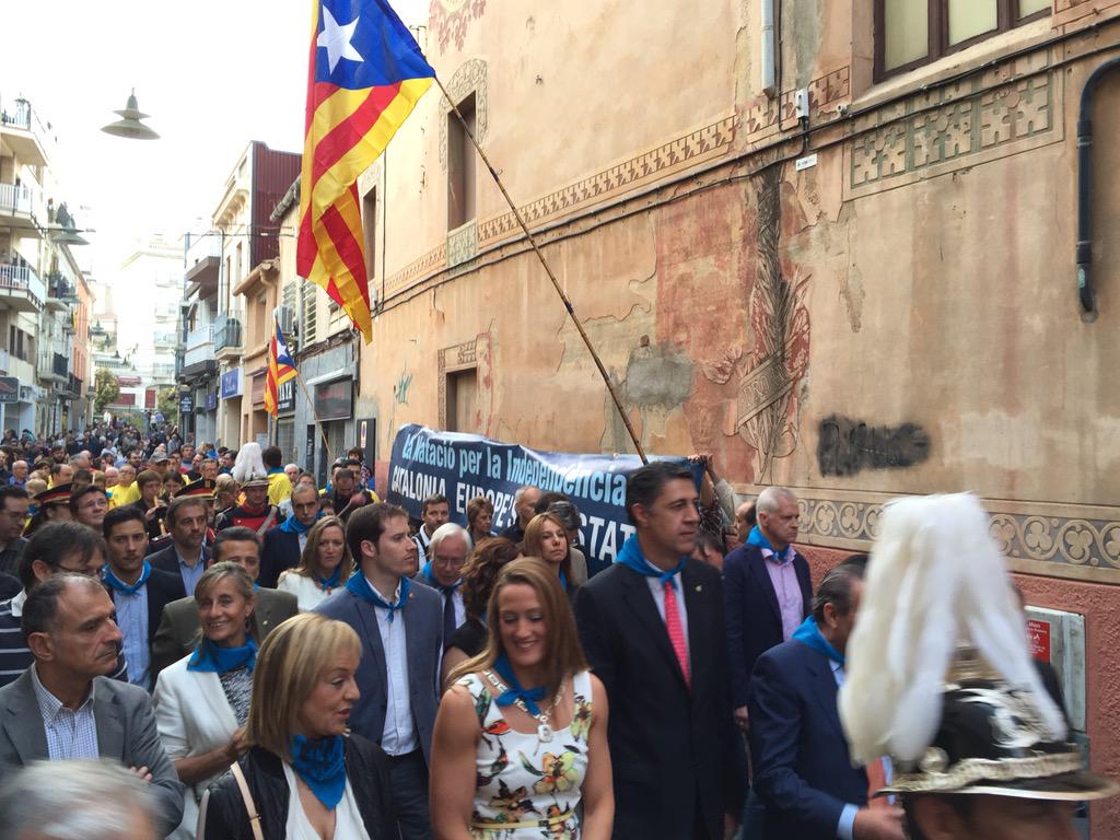 BDNxIND's tweet photo. Comencen les #FestesdeMaig a Badalona seguici d'autoritatas després del pregó @assemblea @SeleccionsCAT http://t.co/CT57WqSe0u