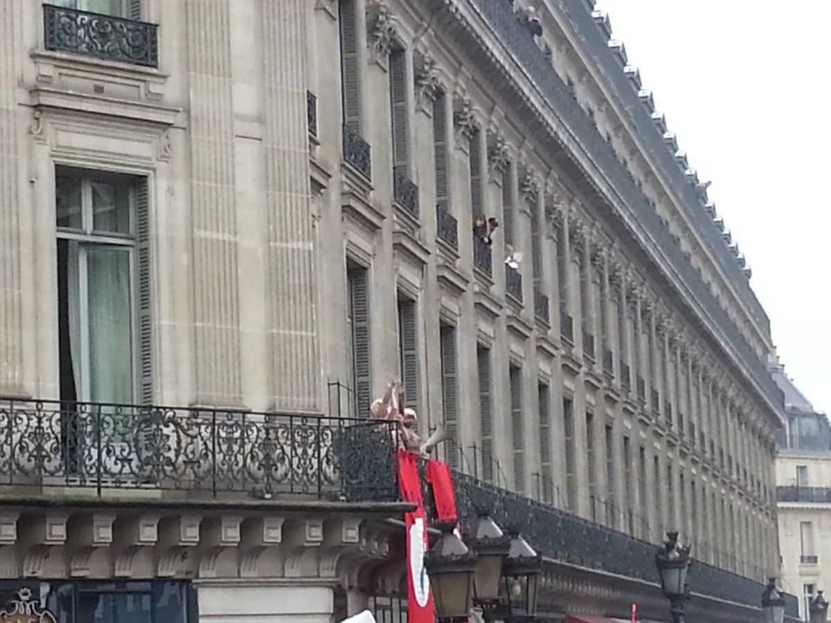ChouanOrphelin's tweet photo. "On est chez nous", scandent les militants pendant l'interruption des #Femen
#1erMaiFN
#JeannedArc2015 http://t.co/b6zEYYHFpG