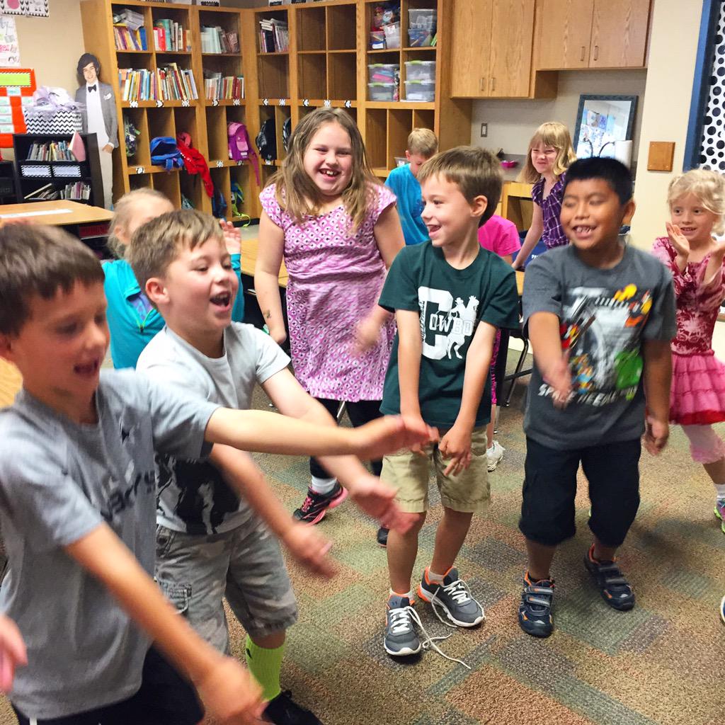 fancyfirstiehq's tweet photo. pre-spelling test unicORn dance party!! π #apparentlyitsathing #fancyfirsties http://t.co/Irnp092oPN