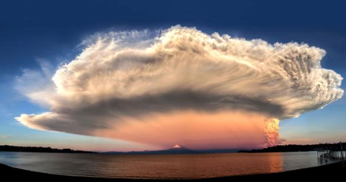 advntrsn's tweet photo. #ChileVolcano erupts again. #Calbuco 
http://t.co/CvfDWWm282 http://t.co/ZCz8S27Mmu