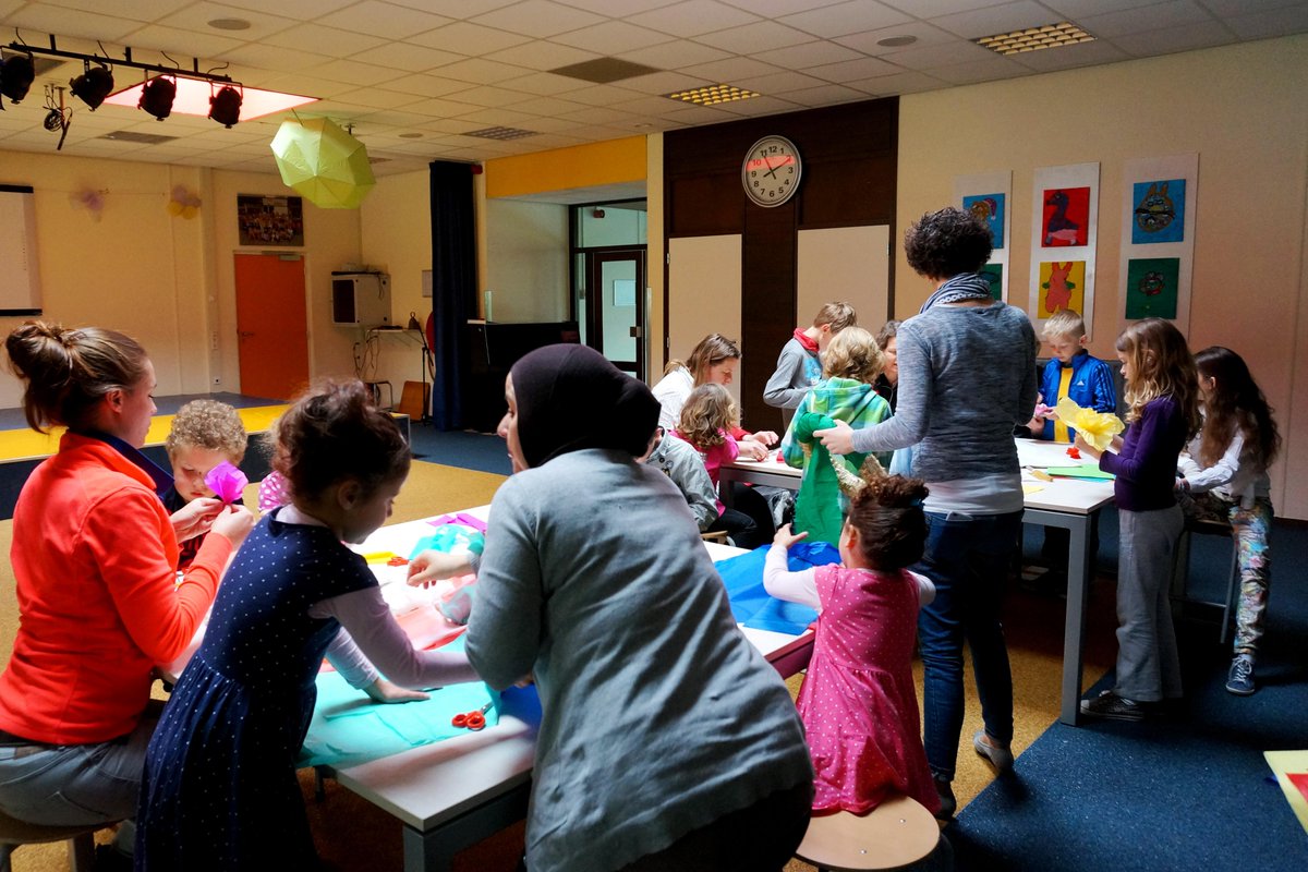OBSDeWindhoek's tweet photo. Tof ouderinitiatief: vandaag -in de vakantie- knutselden ouders en leerlingen op school kransen voor #dodenherdenking http://t.co/AcNel0XnoZ
