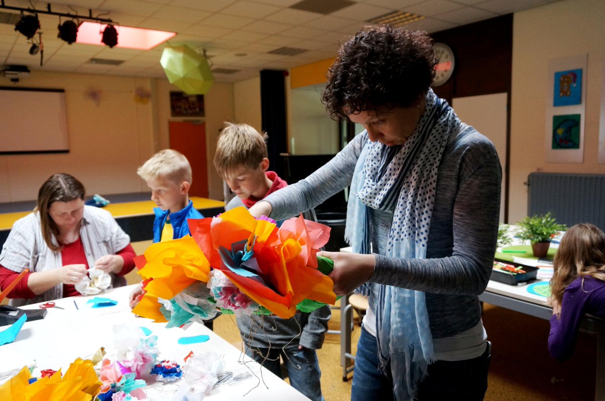 OBSDeWindhoek's tweet photo. Tof ouderinitiatief: vandaag -in de vakantie- knutselden ouders en leerlingen op school kransen voor #dodenherdenking http://t.co/AcNel0XnoZ