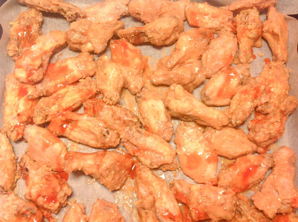 KariValkkila's tweet photo. Perinteisesti #wingsit uuniin ennen huomista @Karhubasket vs. @Katajabasket -peliä! @coachtoiviainen #JanoinenLeipuri http://t.co/BbS9MuBj2F