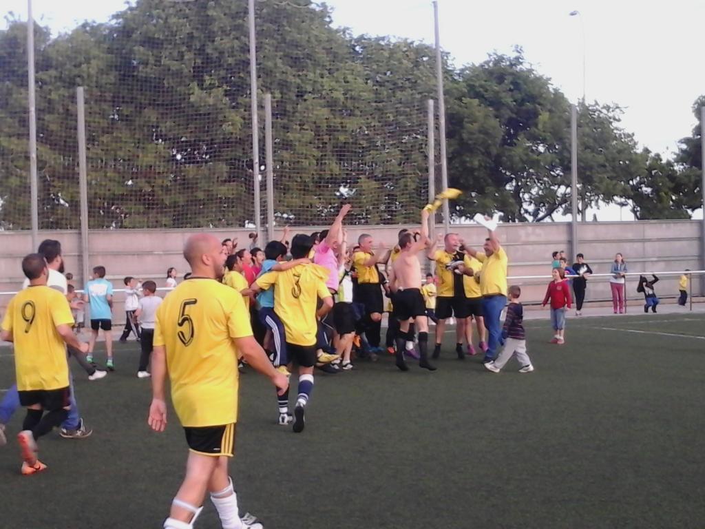 driblingf's tweet photo. Alegría desfermada en el moment de transformar el penal decissiu #papascup #santboi http://t.co/lK2MNKONbY