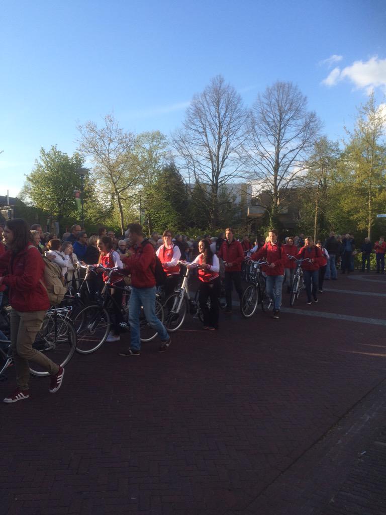BurgNauta's tweet photo. Indrukwekkende terugkeer 40 jonge fietsers. Frank Graham was in #Markelo. Dank veteranen, Comité en gastgezinnen! http://t.co/PERvBAo1Sm