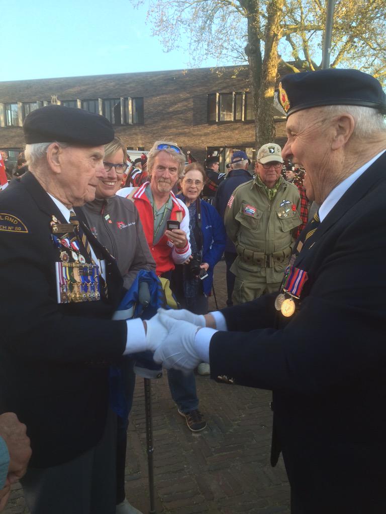 BurgNauta's tweet photo. Indrukwekkende terugkeer 40 jonge fietsers. Frank Graham was in #Markelo. Dank veteranen, Comité en gastgezinnen! http://t.co/PERvBAo1Sm