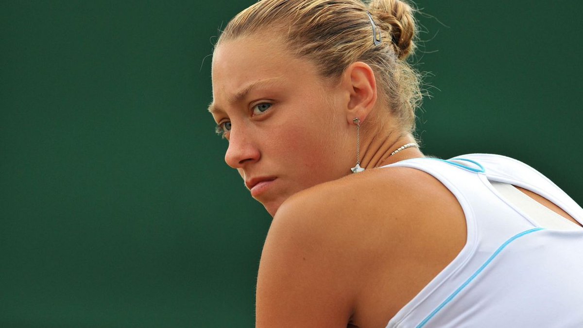 SportTimeBE's tweet photo. Yanina Wickmayer s'incline face à Karolina Pliskova 6-4 7-5.
Le match de David Goffin a été reporté à demain 2 mai. http://t.co/xglvSoZ9Oz
