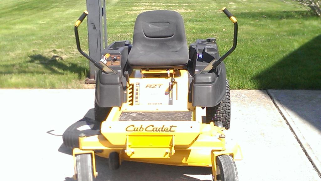 ngd1201's tweet photo. Daddy's got a new toy! #cubcadet #cubfan #lovetocut http://t.co/ZMrlRqNOpq