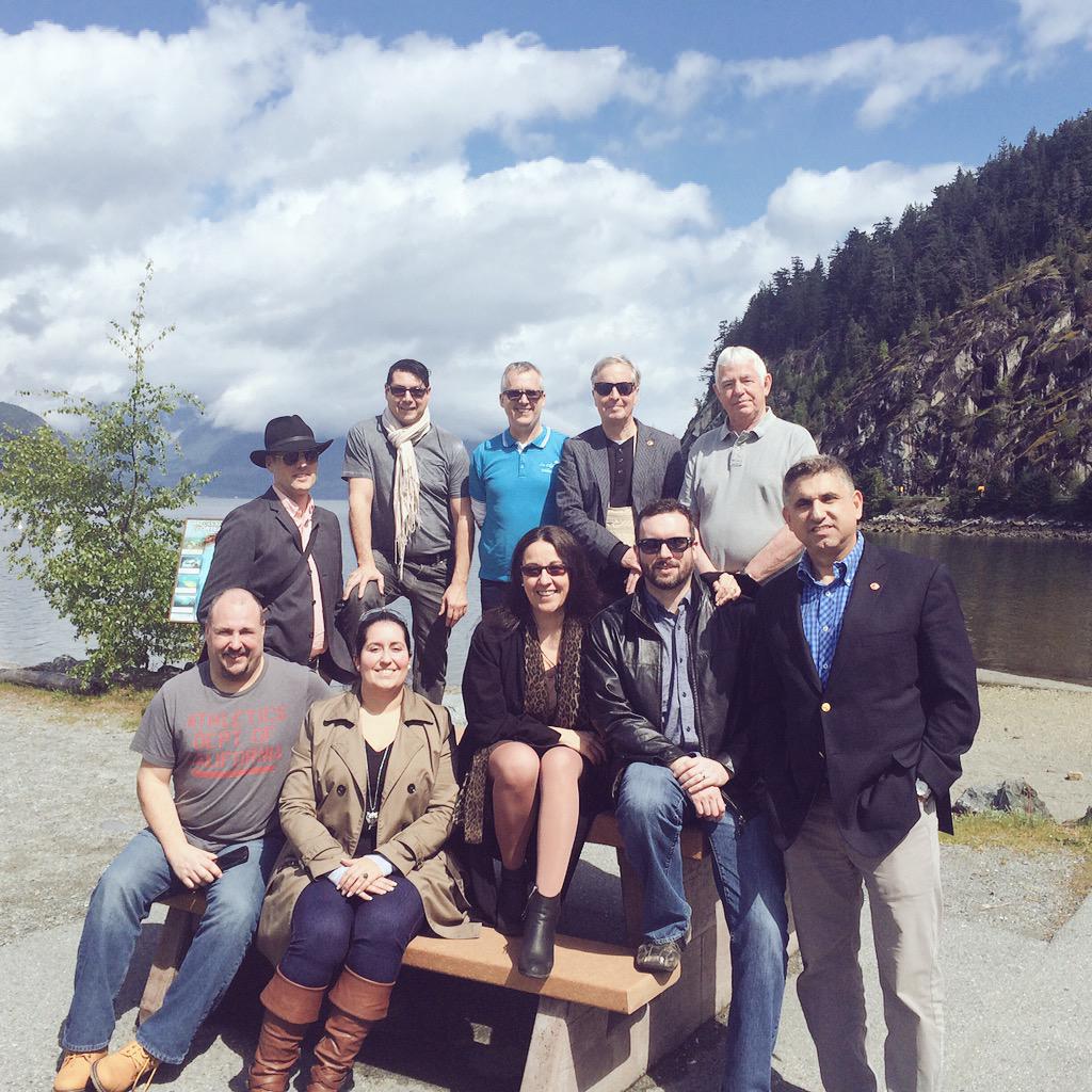 LesClefsdOrCAN's tweet photo. Quick pit stop for a group photo in Squamish en route to @WhistlerLCD http://t.co/ZaMsyddPGb