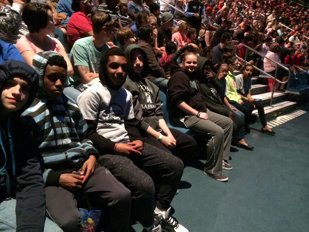 TMSTrojanChorus's tweet photo. Hanging out at the Georgia Aquarium! @GeorgiaAquarium @TMSTrojans @ABSSWeb http://t.co/vV1XeiqYKq