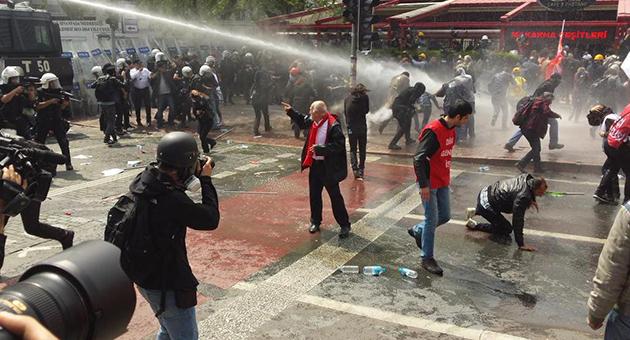 TABLdotTV's tweet photo. Erdoğan: "[#24Temmuz2013] Kendi vatandaşını kendine tehdit gören devlet zalim ve ceberut devlettir" http://t.co/B7XPfTVUHw