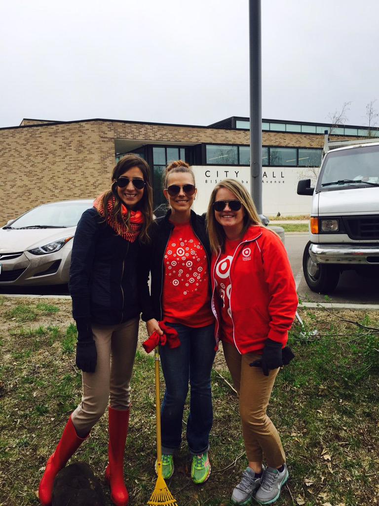 jdackerson's tweet photo. Volunteering! #D102GivesBack #R100DayofService #stlboots http://t.co/yGd0F7oEAt