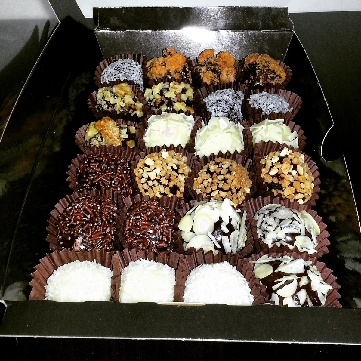 brigaderiaesp's tweet photo. ¿No sabes qué regalar para el día de la madre?

Si eres de Sevilla: Caja de 24 unid. con 6 sabores + entrega grátis http://t.co/q6iSh46e35