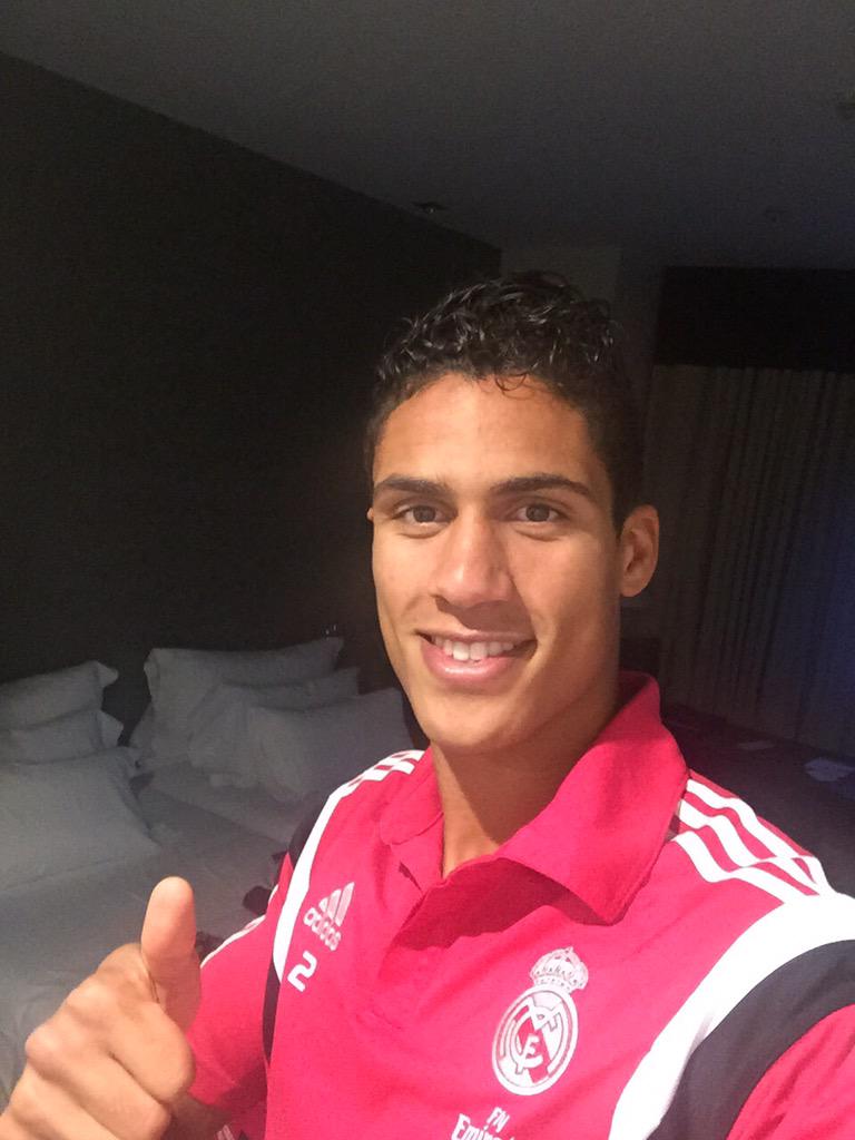 raphaelvarane's tweet photo. Llegada al hotel en Sevilla para el partido de mañana. Arrivée à l'hôtel à #Séville pour le match de demain ! http://t.co/oGD5RlAB2N