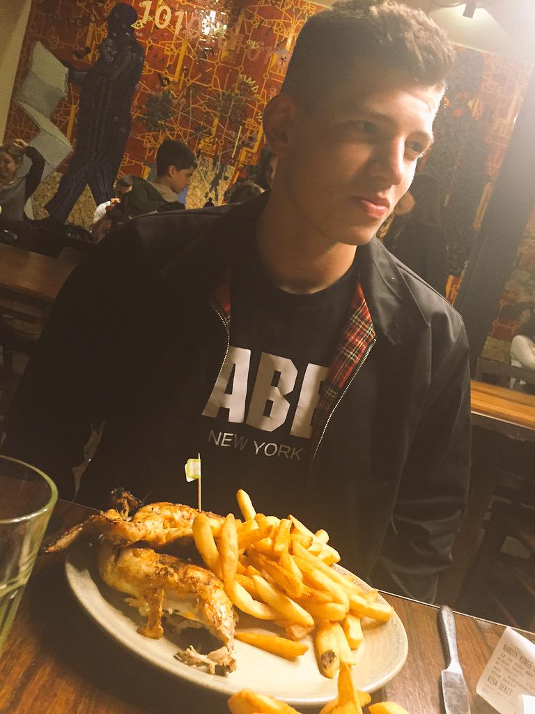 parrisuk's tweet photo. Nandos with the god @JMXFifa 🔥🔥🔥 http://t.co/zLtPsBTuaZ