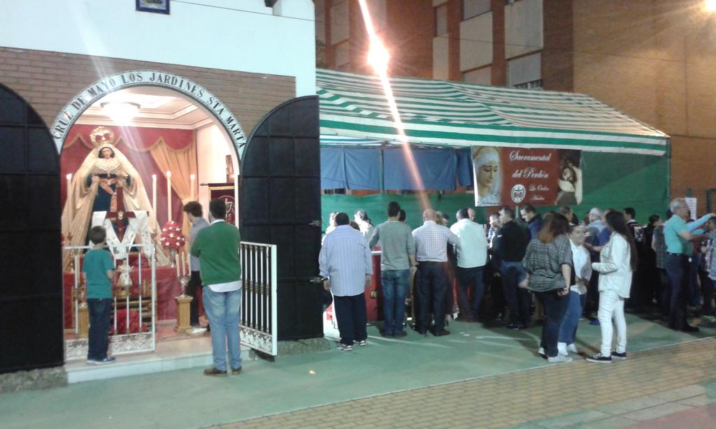 Nuestro hermano <a href="/HollywoodHuelva/">Hollywood Huelva</a> comparte estas fotos del ambiente en la Cruz de Mayo anoche. Gracias