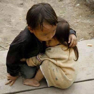 Marodriguez1971's tweet photo. Nepal. Una niña de dos años es protegida por su hermano mayor de cuatro. Foto de archivo vía @HistoricalPics http://t.co/s2i5nkxjVG