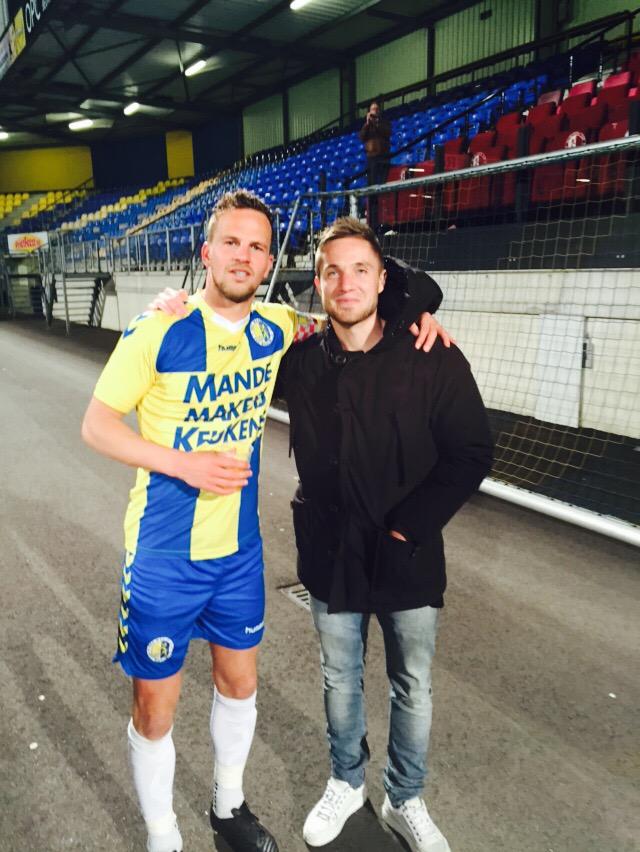 OnnoHansum's tweet photo. Scoren in de laatste minuut van je laatste thuiswedstrijd. Wat een held die @vanmosselveld ! #rkcpsv @RKCWAALWIJK http://t.co/LRx4aadXhP