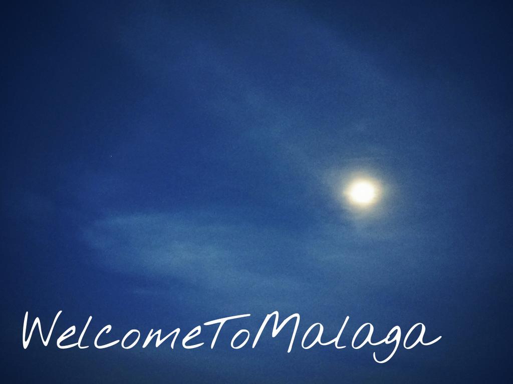 WelcomeToMalaga's tweet photo. Hoy la luna está misteriosa. 
¿Por qué sera?
#BuenasNoches a todos http://t.co/9z5kiqcy7E